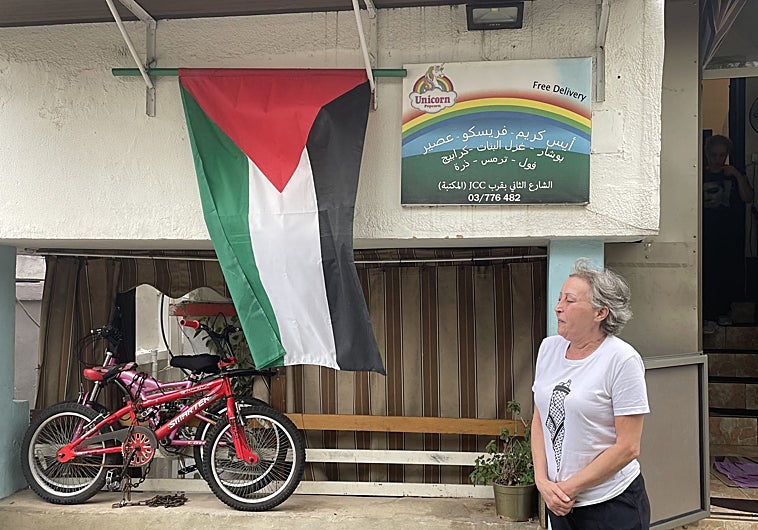 Imagen principal - En este campamento cristiano se ven menos banderas palestinas que en los musulmanes (en la primera foto). En la segunda imagen, una panorámica de este emplazamiento que ya se ha convertido en una ciudad, por cuyas callejuelas corretean los niños (última foto).