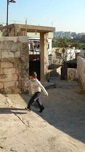 Imagen secundaria 2 - En este campamento cristiano se ven menos banderas palestinas que en los musulmanes (en la primera foto). En la segunda imagen, una panorámica de este emplazamiento que ya se ha convertido en una ciudad, por cuyas callejuelas corretean los niños (última foto). 