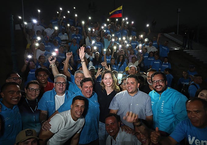 La opositora venezolana Claudia Macero (en el centro), jefa de prensa de la líder María Corina Machado, posa con simpatizantes  del partido político Vente Venezuela a su regreso