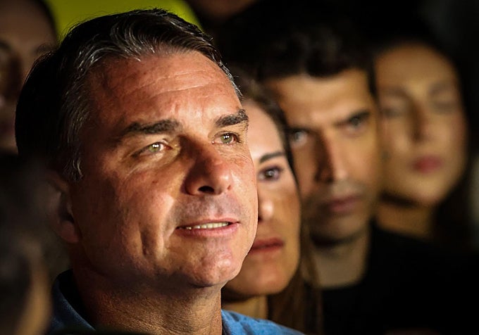 Flávio Bolsonaro habla a sus seguidores tras conocer su victoria
