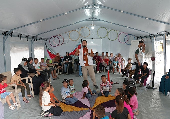 El terapeuta de MSF Mahmud al Balbisi dirige una sesión para niños y cuidadores en el centro médico de la organización en Zeitun, en Ciudad de Gaza.
