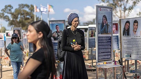 Varias mujeres visitan el memorial en Re'im, dedicado a las víctimas.
