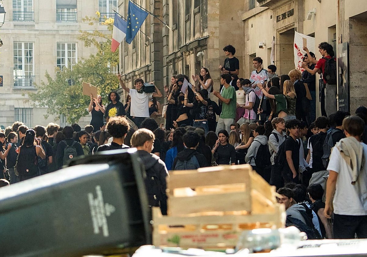 En el centro de las protestas: «Hacemos de barrera entre los jóvenes y los antidisturbios»