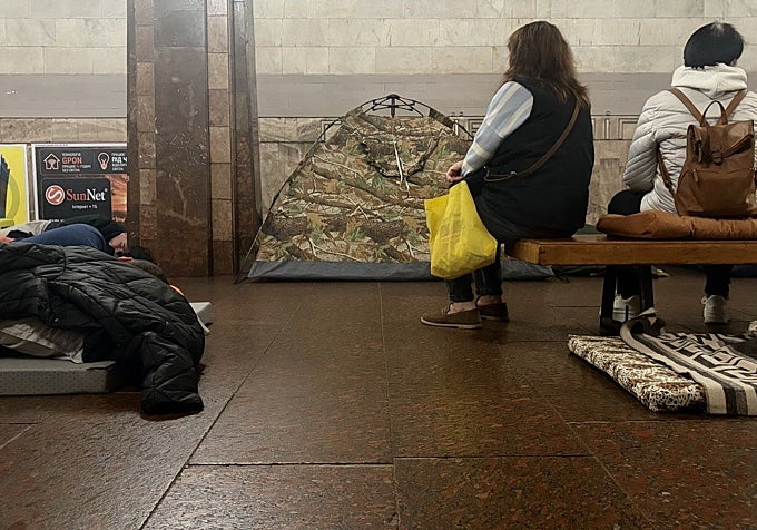 Varias tiendas de campaña desplegadas en el suburbano de Kiev, que se convierte en refugio las noches de bombardeos.