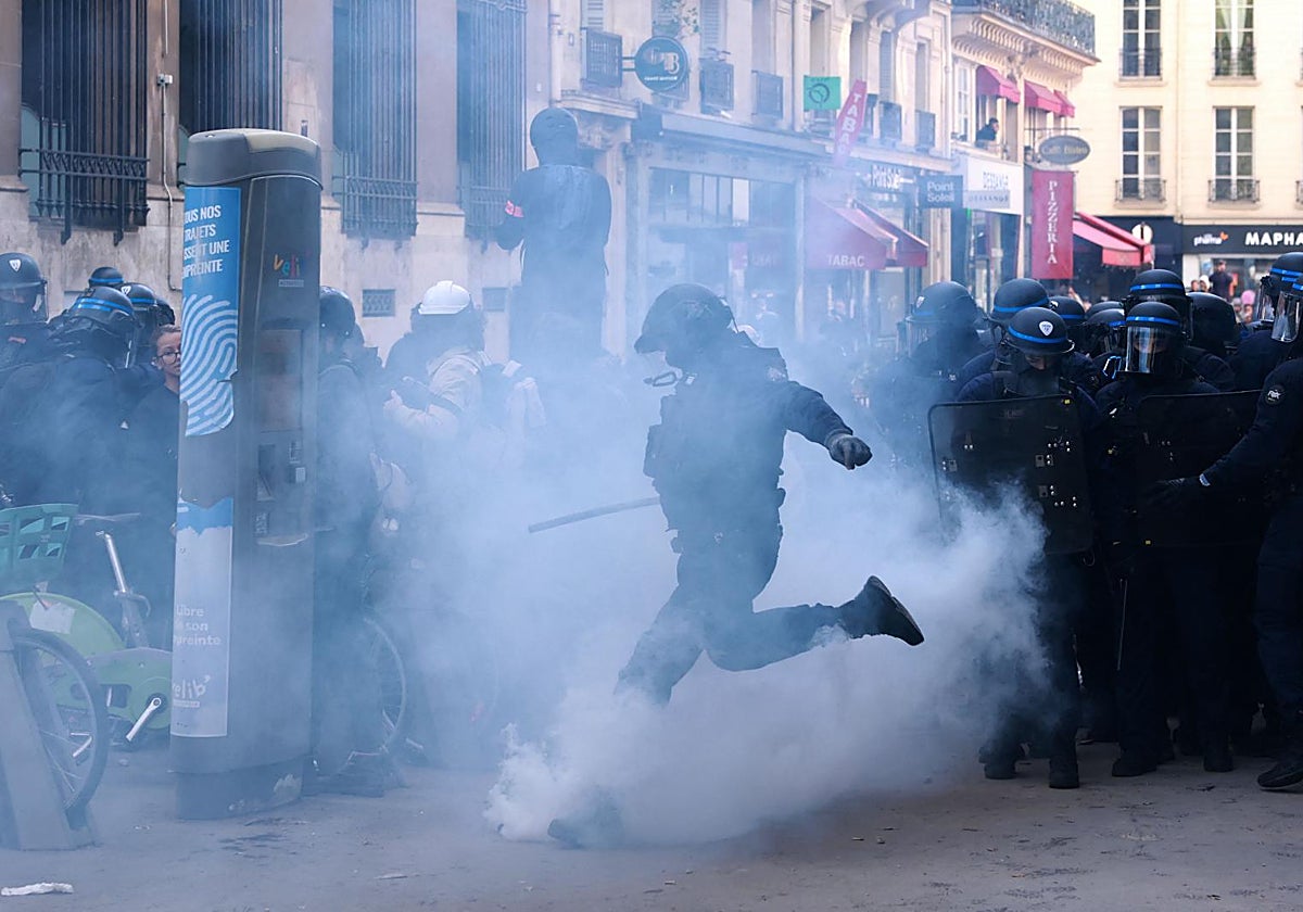El Gobierno francés promete 3.000 profesores suplentes en una nueva jornada de movilizaciones violenta