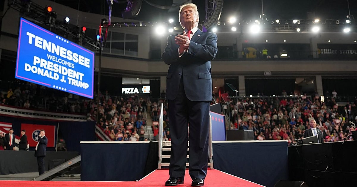 De los cheques al diésel ruso: los ‘regalos’ de Trump para ‘comprar’ votos y salvar su segundo mandato