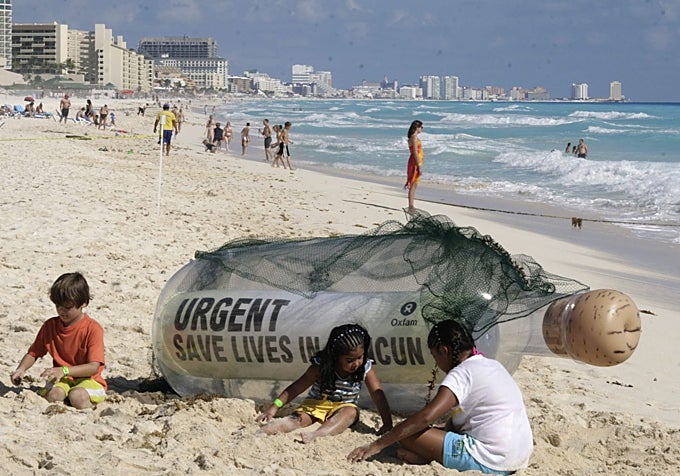 La ONG Oxfam lanzó una campaña 'Save lives in Cancún' por la crisis medioambiental en la zona.