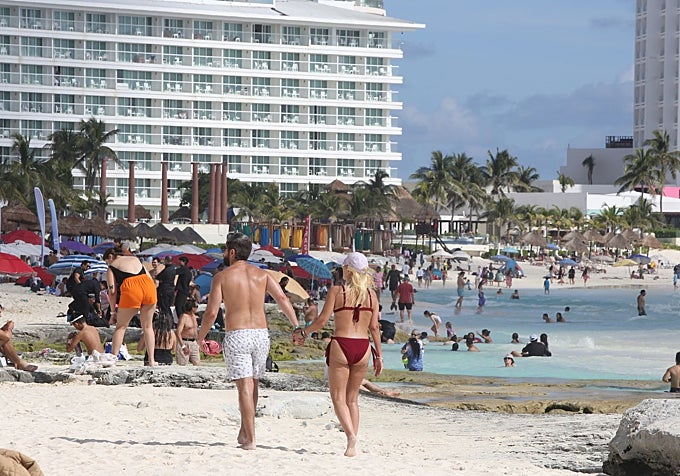 Tradicional destino turístico por lo paradisiaco de sus playas, los visitantes llegan a cambiar sus paquetes de Cacún por Puerto Vallarta o Los Cabos.