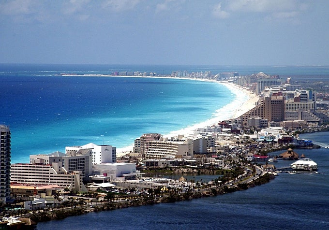 El flujo de turistas en Cancún (imagen panorámica) se desploma. Los hosteleros califican la situación como peor que la del Covid.