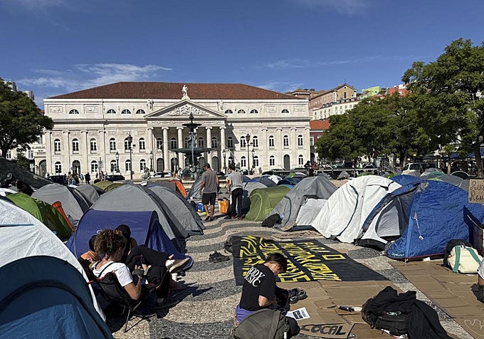 Cientos de personas permanecen acampadas en la plaza del Rossio de Lisboa, para reclamar viviendas asequibles, este domingo