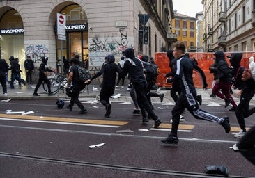 Cola de padres en las comisaría de Milán: 220 de los 271 retenidos por las protestas son menores