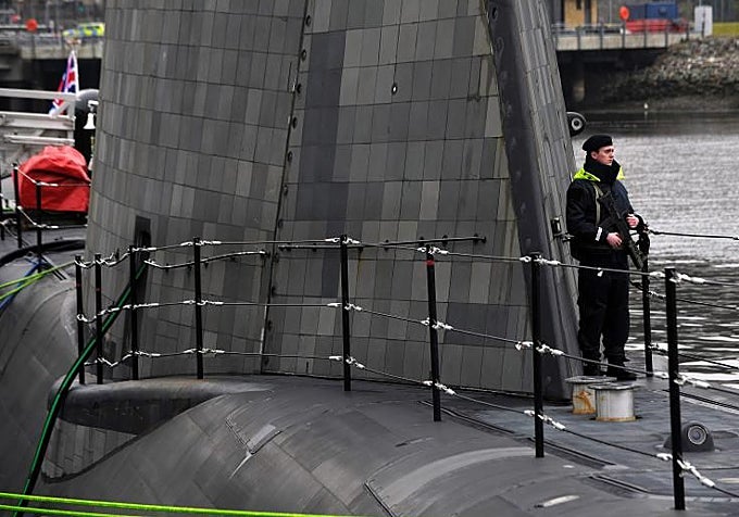Un submarino nuclear, el HMS Artful, tras su incorporación oficial como buque de guerra a la Marina Real británica en una ceremonia en la base naval de Faslane, en Escocia.