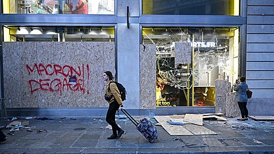 Los comerciantes de París se blindan ante el temor a nuevos disturbios este fin de semana