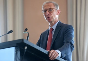 Nicolas Baverez: «Francia ha pasado del declive a la quiebra con la generalización de la violencia extrema»