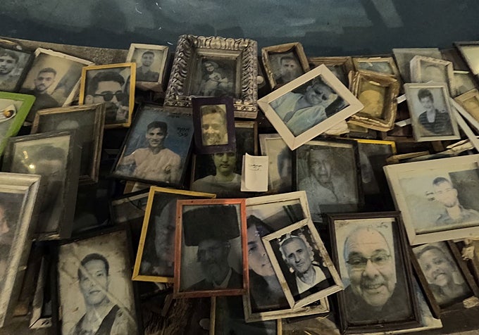 Marcos de fotos descoloridas en la plaza de Dizengoff, memorial a las víctimas del 7 de octubre.