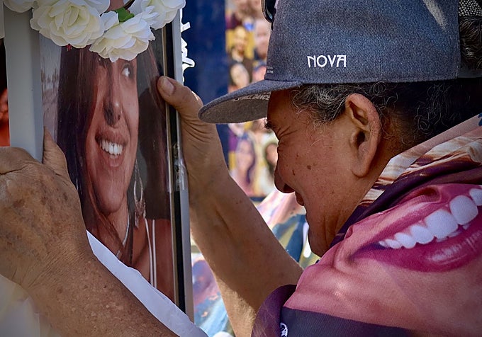 La madre de Shireh Sarah Golan, desconsolada, se abraza a la foto de su hija, que no llegó a cumplir 24 años porque murió a manos de Hamás.