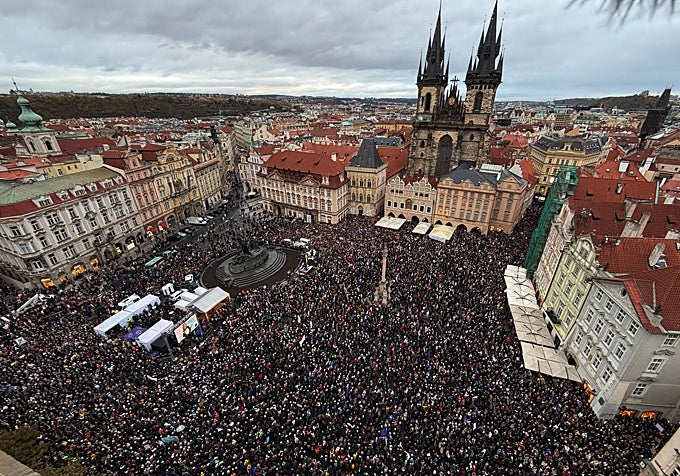 Miles de manifestantes llenan la plaza de la Ciudad Vieja de Praga para protestar contra el Gobierno.