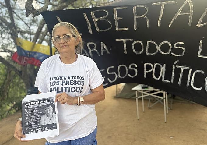 Liliana Quintero muestra la foto de su hermano José Miguel, aún preso pese a una boleta de excarcelación, según denuncia.