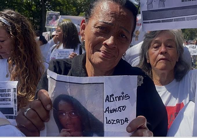 Fanny Lozada sostiene una fotografía de su hija y reclama su excarcelación.