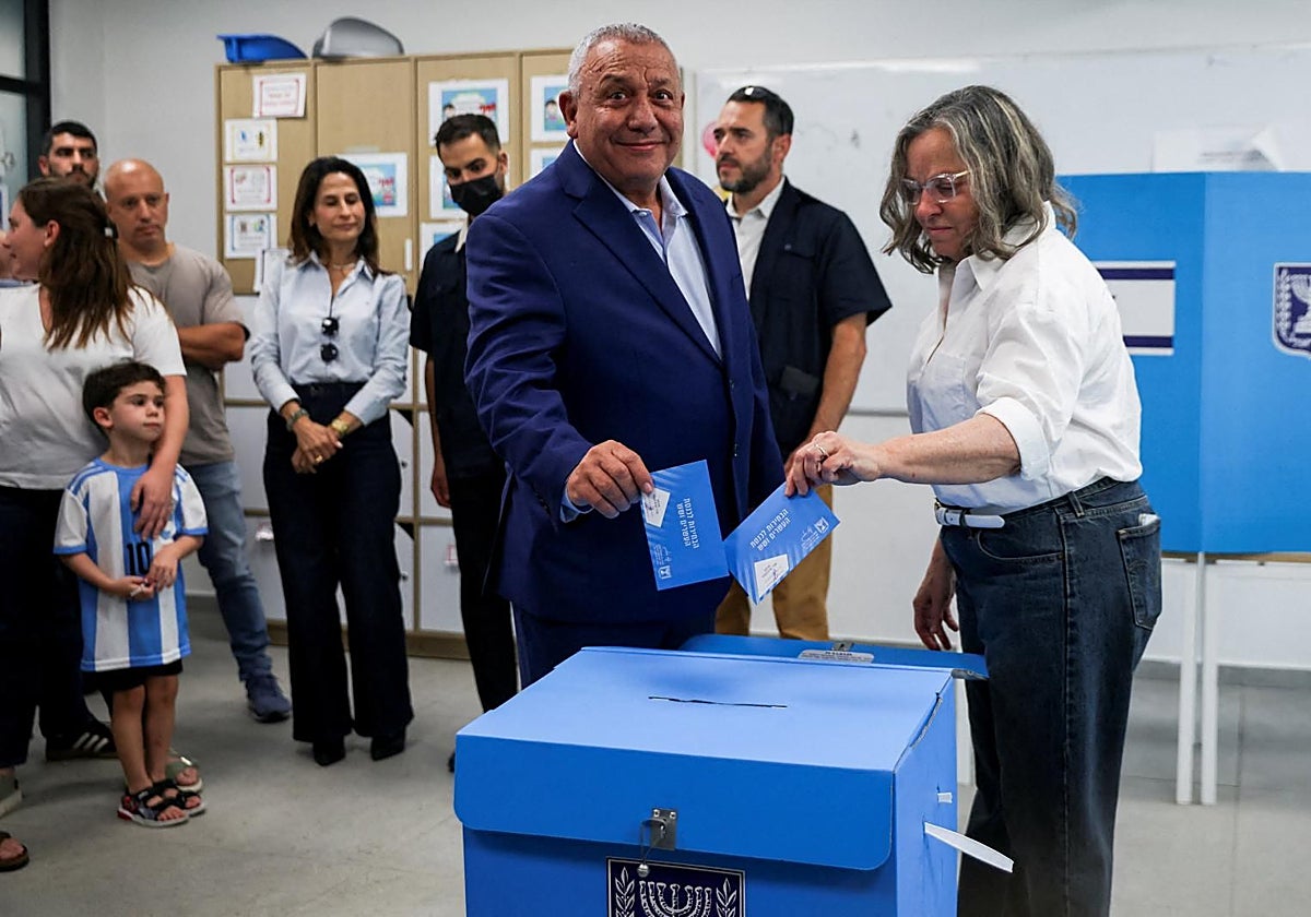 La oposición israelí supera a la coalición de Netanyahu, pero necesitará a los partidos árabes para gobernar 缩略图