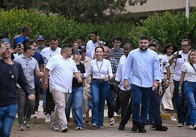 María Corina Machado recorre las zonas devastadas por el terremoto en Caraballeda