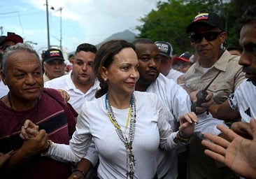 María Corina Machado visita la zona devastada de La Guaira por el doble terremoto