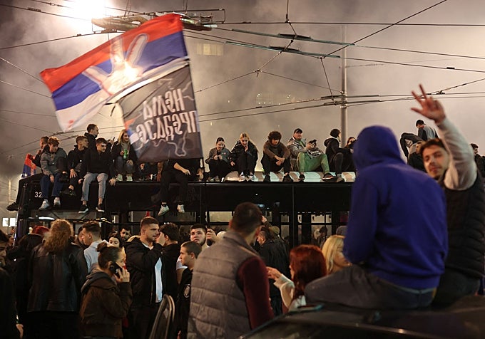 Partidarios de la Lista Estudiantil celebran la derrota de Vucic en Belgrado.