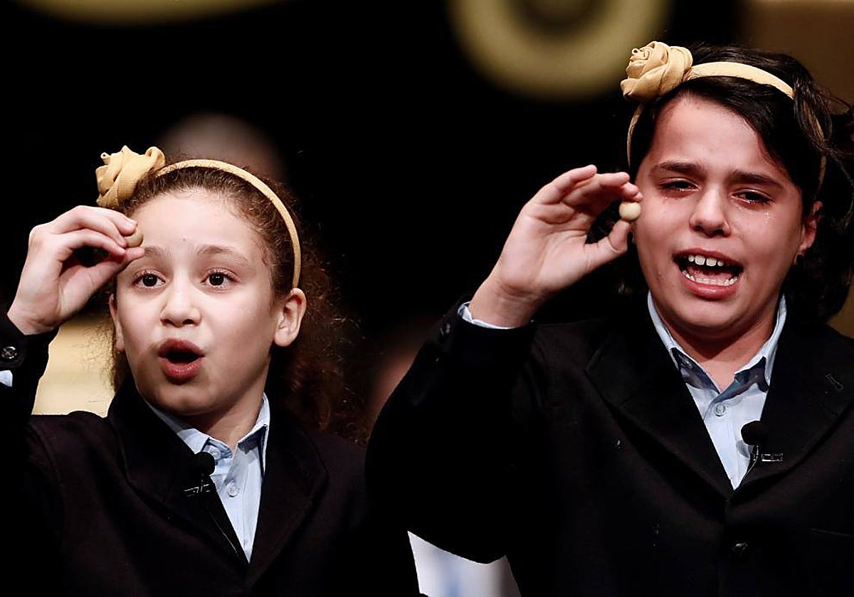 Las niñas de San Ildefonso, Aya Ben Hamdouch y Carla García Villnueva, que cantaron el Gordo en 2018