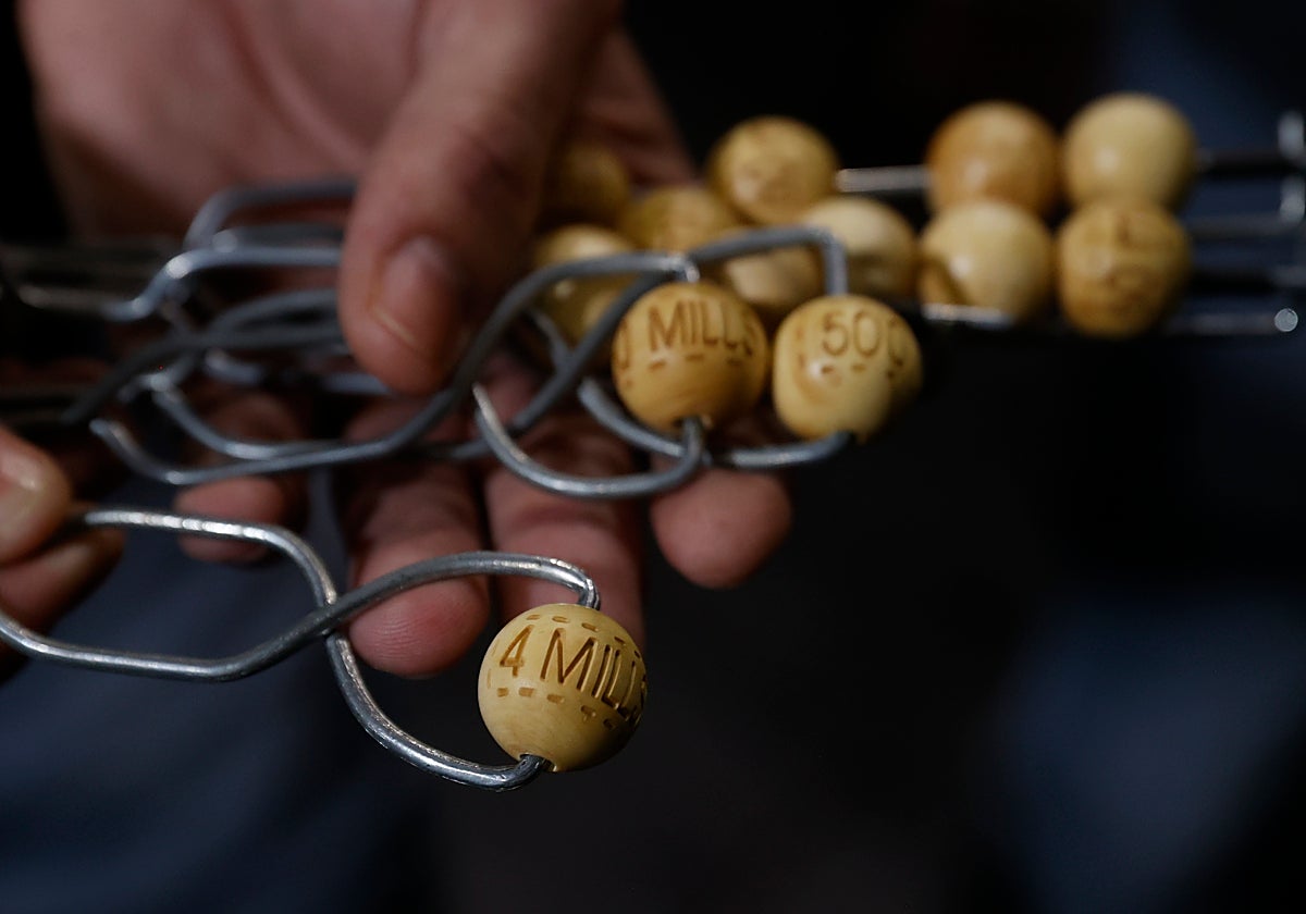 Los bombos del Sorteo Extraordinario de la Lotería de Navidad llegan al Teatro Real