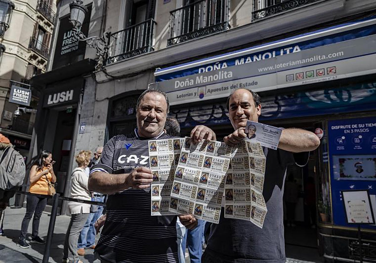 Dos hombres con varios décimos de Lotería