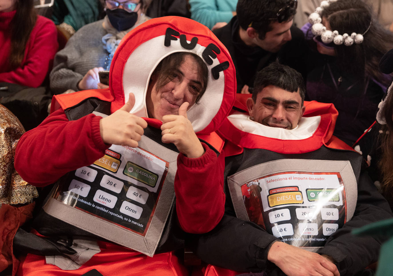 Disfraces de gasolina: deseando que toque el Gordo para pagar el combustible