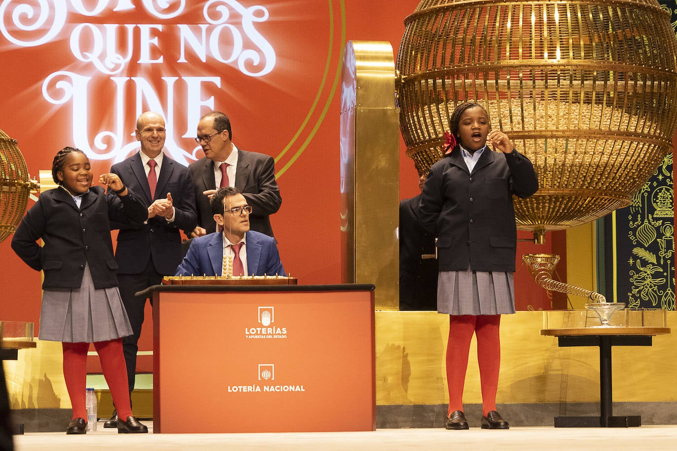 Las niñas que han cantado dos quintos y el segundo premio en apenas diez minutos