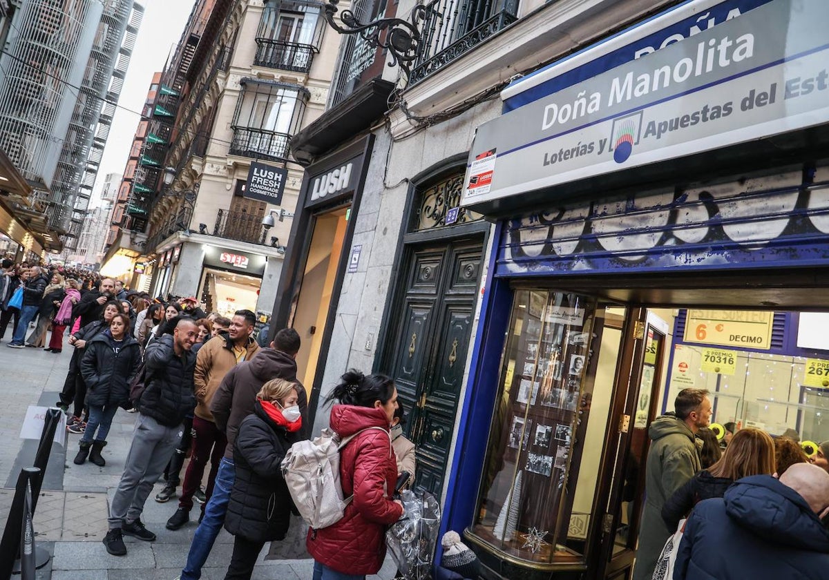 Cola para comprar décimos en la administración de Doña Manolita en Madrid