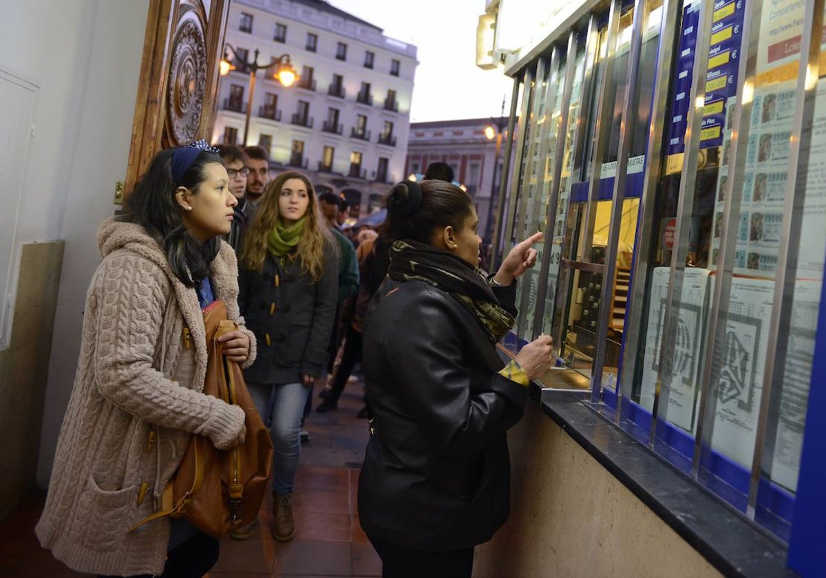 Unas mujeres compran Lotería de Navidad en la Puerta del Sol de Madrid