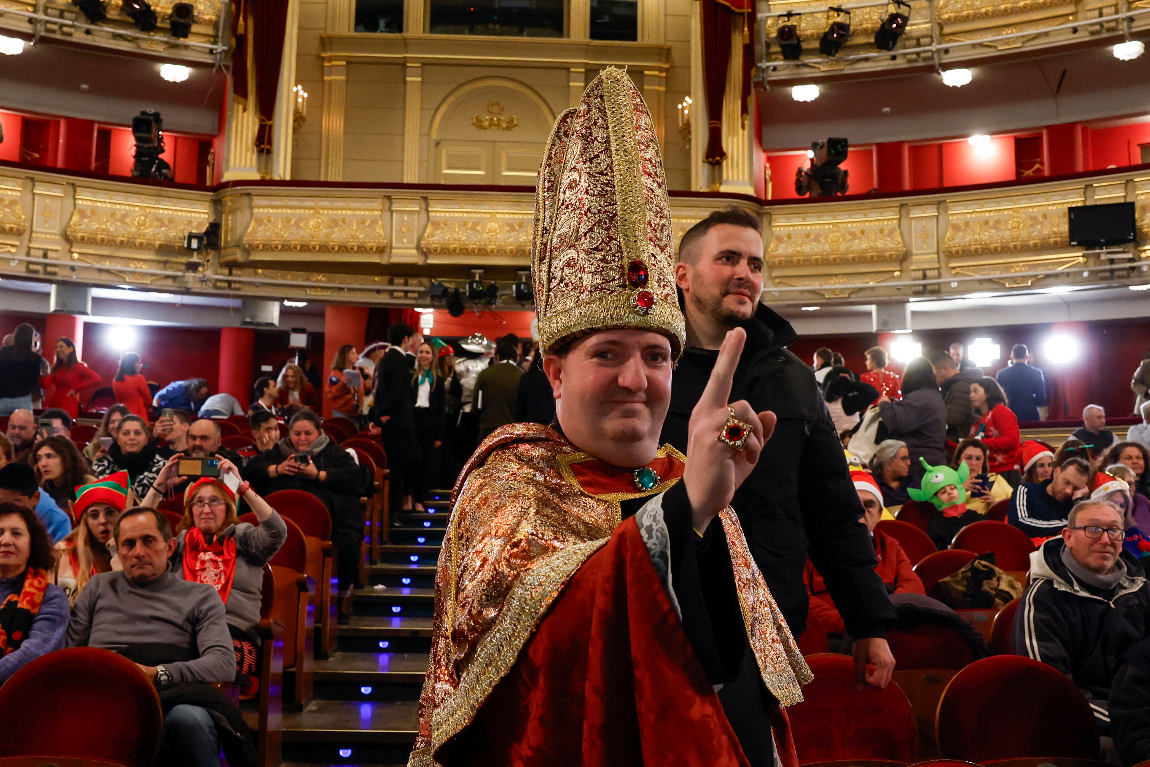 Un hombre disfrazado asiste en el Teatro Real de Madrid al sorteo extraordinario de Navidad de la Lotería Nacional.