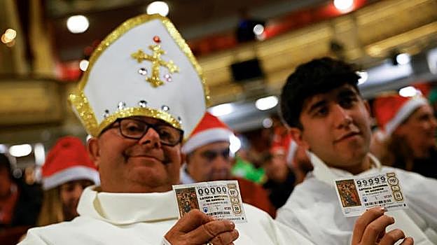 Otro de los 'obispos' presentes en el Teatro Real junto a su hijo vestido de monaguillo
