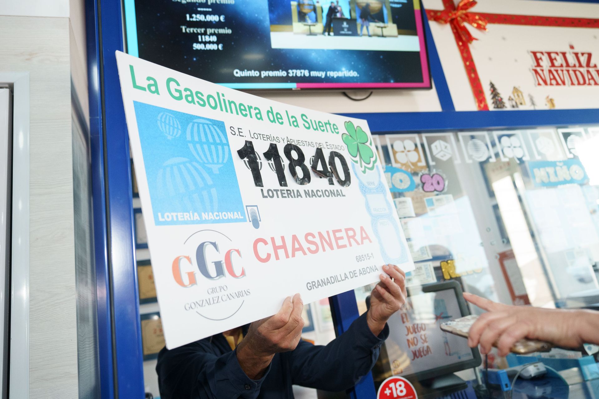 Propietarios y empleados de la gasolinera La Chasnera en el en el municipio de Granadilla de Abona en Tenerife, celebran el segundo premio del sorteo