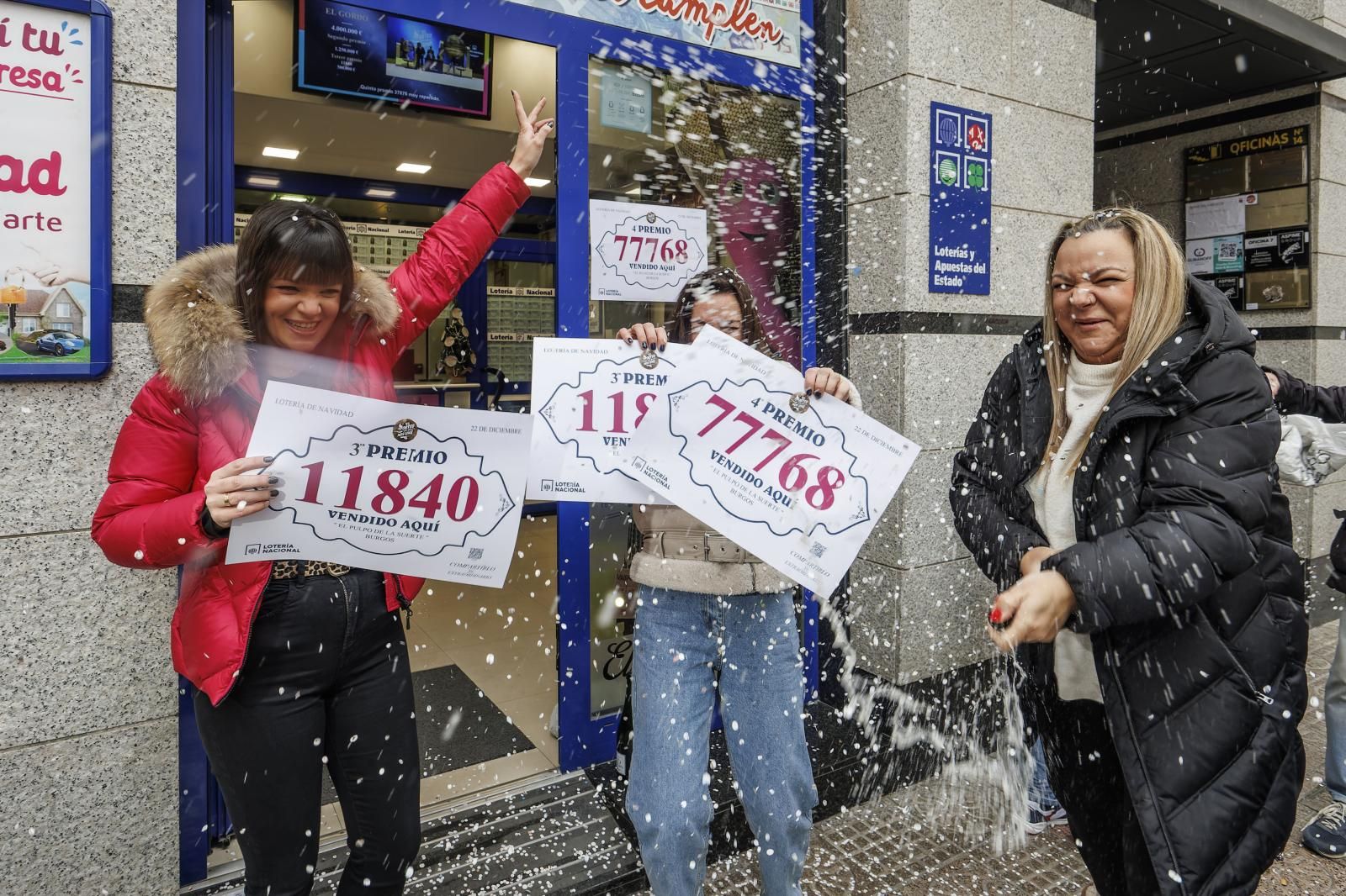 Una administración de Burgos vende el tercer y cuarto premio mientras tres mujeres lo celebran 