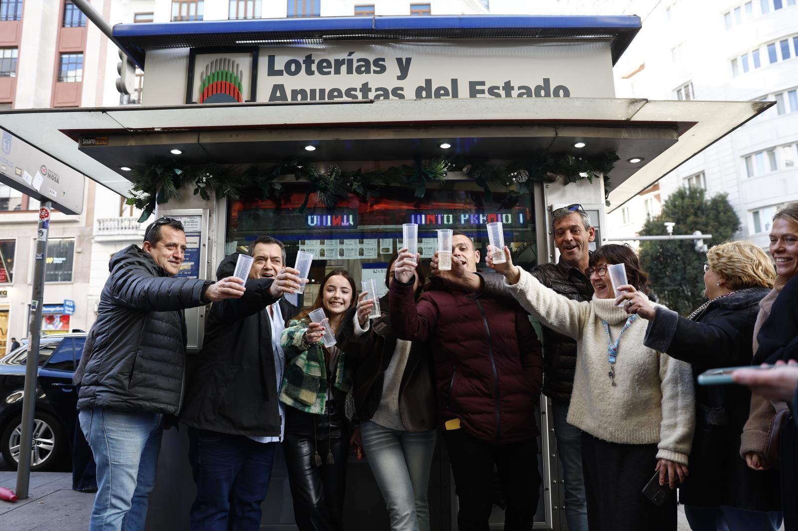 Celebraciones junto al quiosco de la calle Gran Vía de Madrid que ha vendido el número 45.225, el quinto de los ocho quintos premios del sorteo