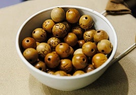 ¿Por qué no ruedan las bolas del sorteo de la Lotería de Navidad si se caen al suelo?