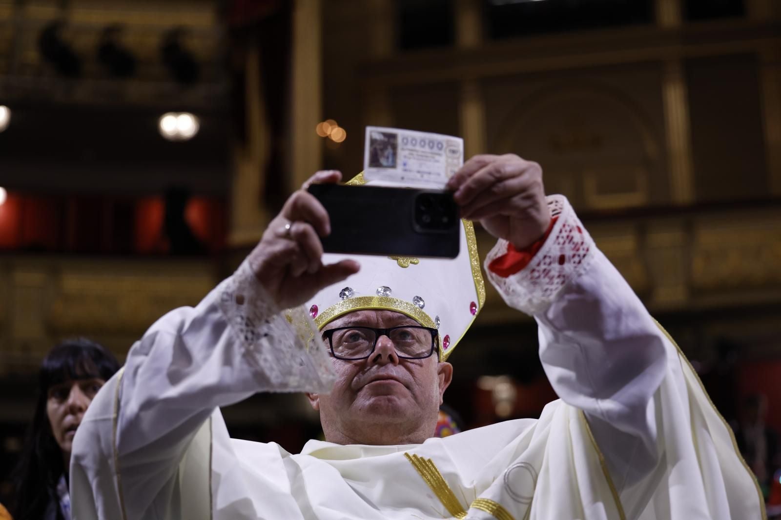 Un hombre disfrazado de Papa, uno de los disfraces más populares en esta jornada festiva.