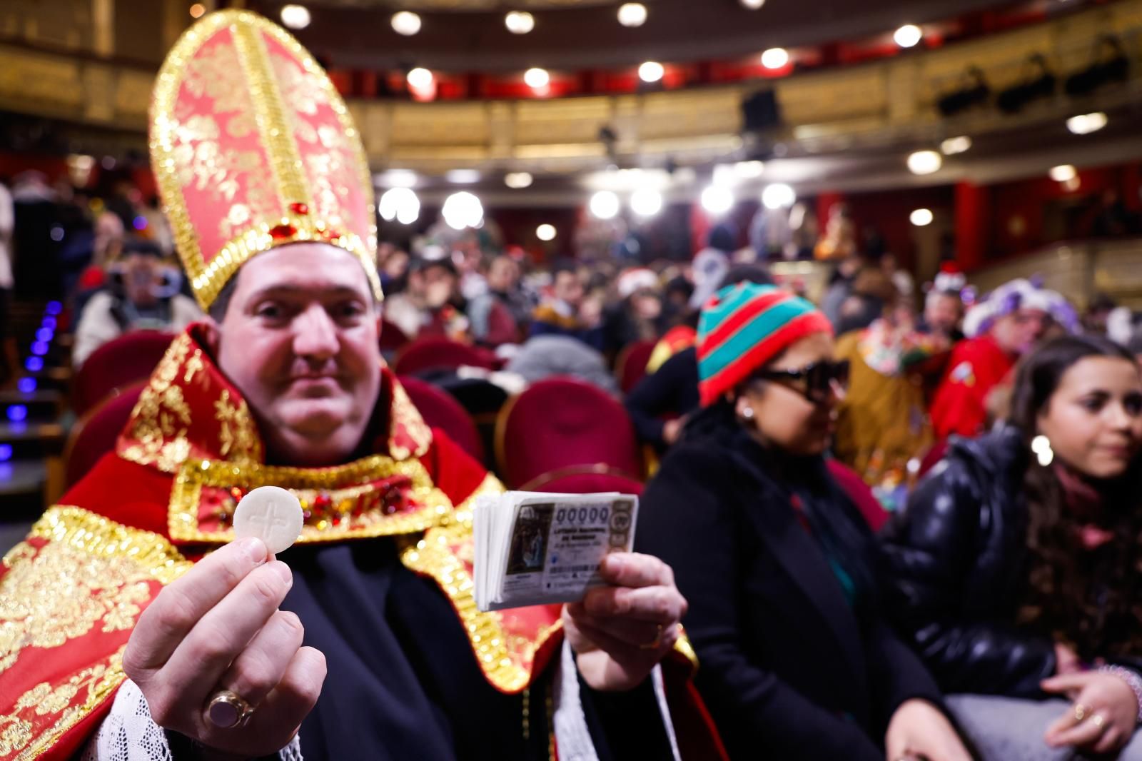 El obispo, apodado así por su ya icónico disfraz, ha sido el primero en acceder a la sala principal del Teatro Real pasadas las 7.30 horas tras 22 días de guardia a las puertas del teatro.