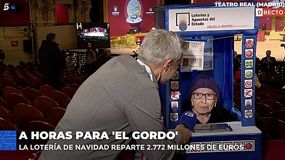 Manoli, una mujer de 88 años, sufre una aparatosa caída en directo durante el sorteo de la Lotería de Navidad y tiene que ser atendida ante las cámaras