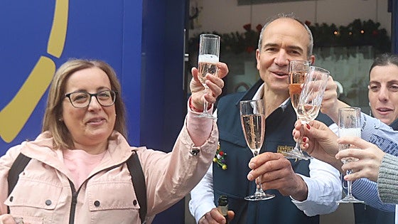 ¿Dónde se ha vendido el 25508, segundo cuarto premio de la Lotería de Navidad 2025? Ciudades y administraciones