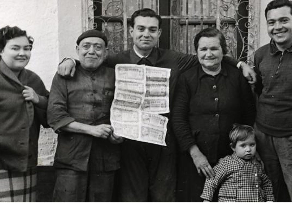 Fotografía de archivo de un ganador de la Lotería del Niño en 1956.