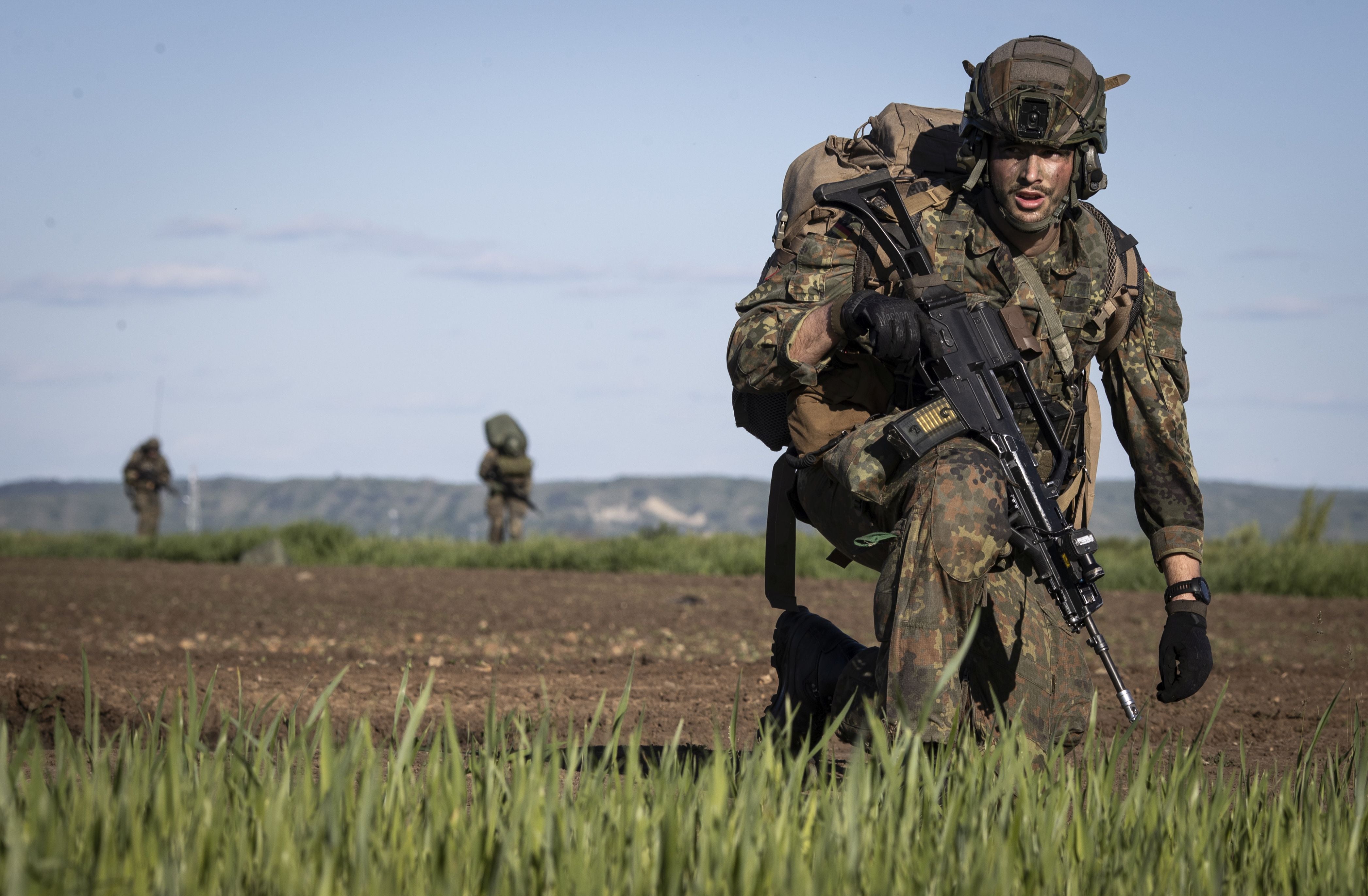 Paracaidista alemán tras el salto en avión