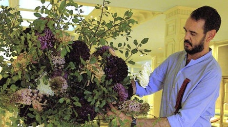 Viajar para reconectar: la rutina del diseñador Alejandro Fernández Banegas entre Madrid y La Mancha
