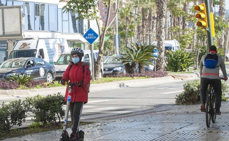 La DGT recuerda las diferentes normas para circular en bici y patinete