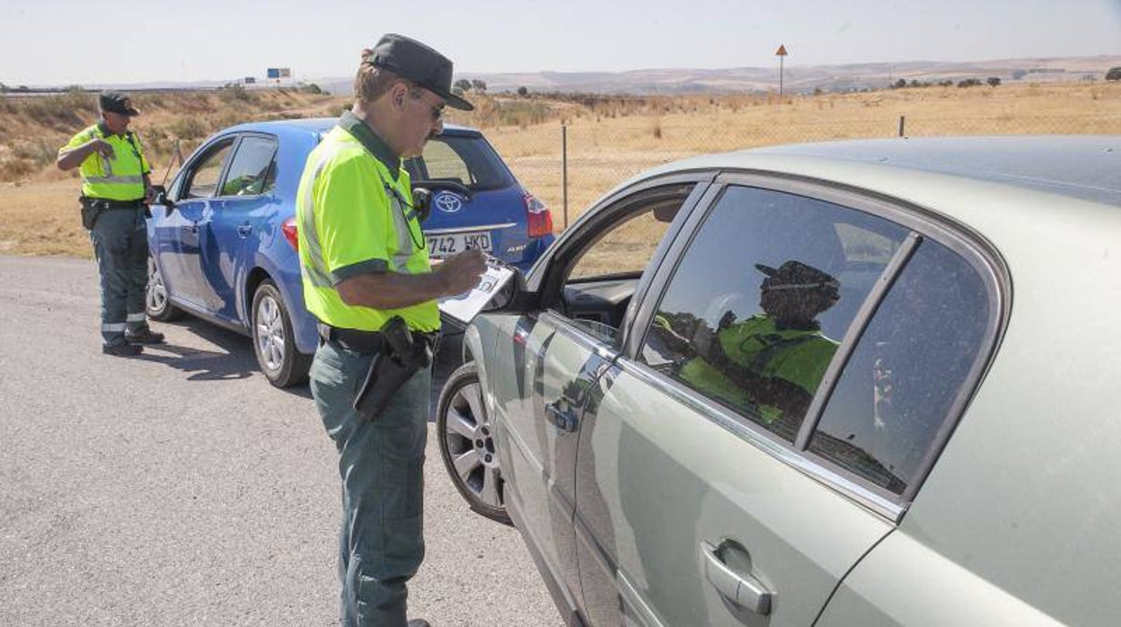 La DGT avisa: esta es la multa por no llevar la documentación obligatoria en el coche