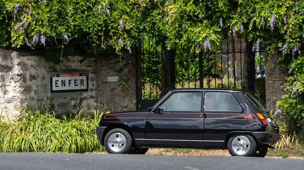 With 93 hp and a five-speed transmission, the Alpine was the first sports variant